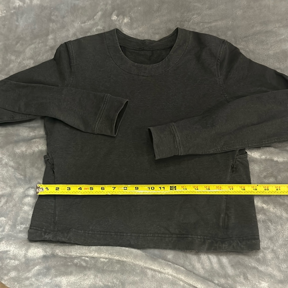 Lululemon sweatshirt no tags but think it is size 4